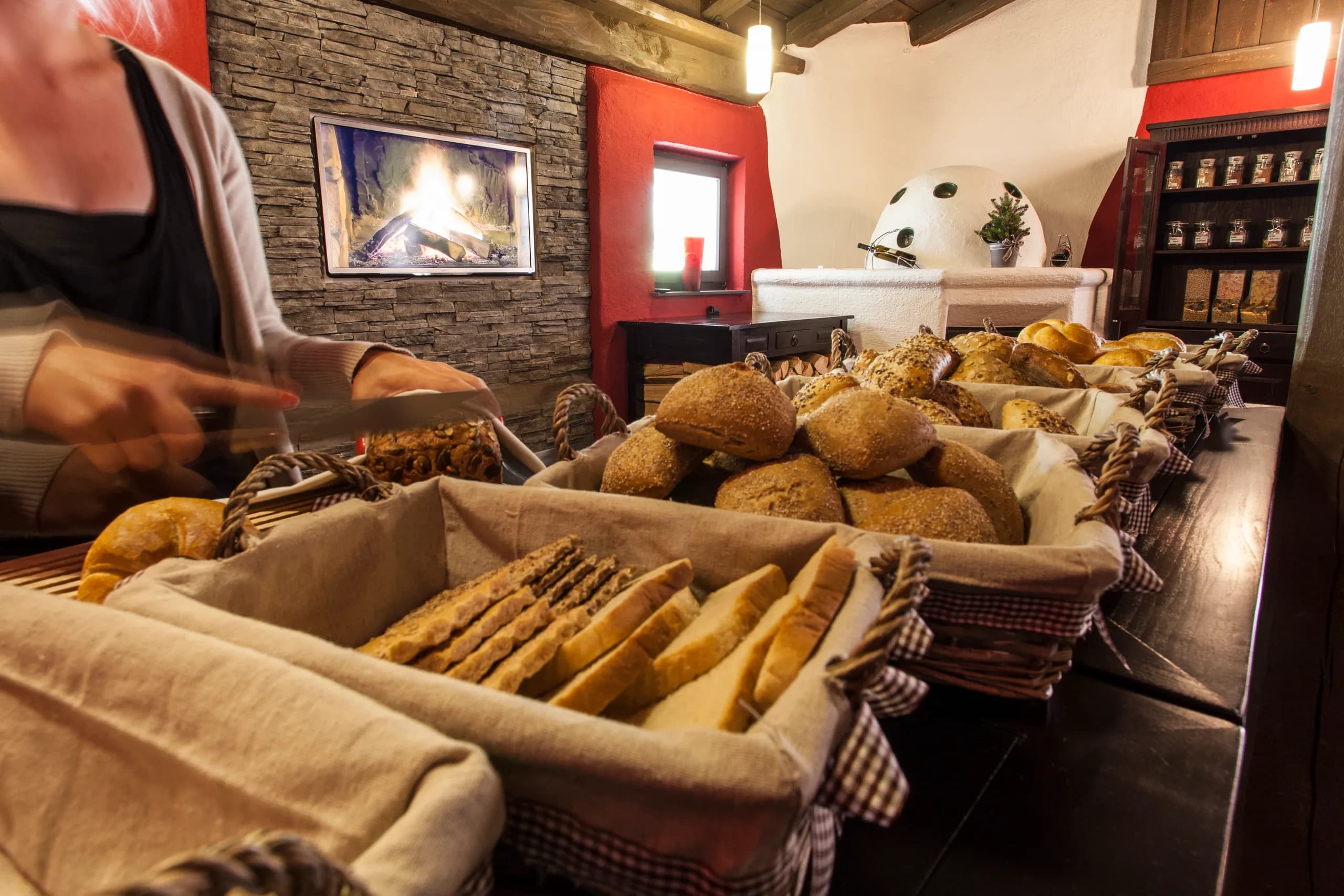 Frühstücksbuffet der Natur Residenz Anger Alm mit frischen Speisen