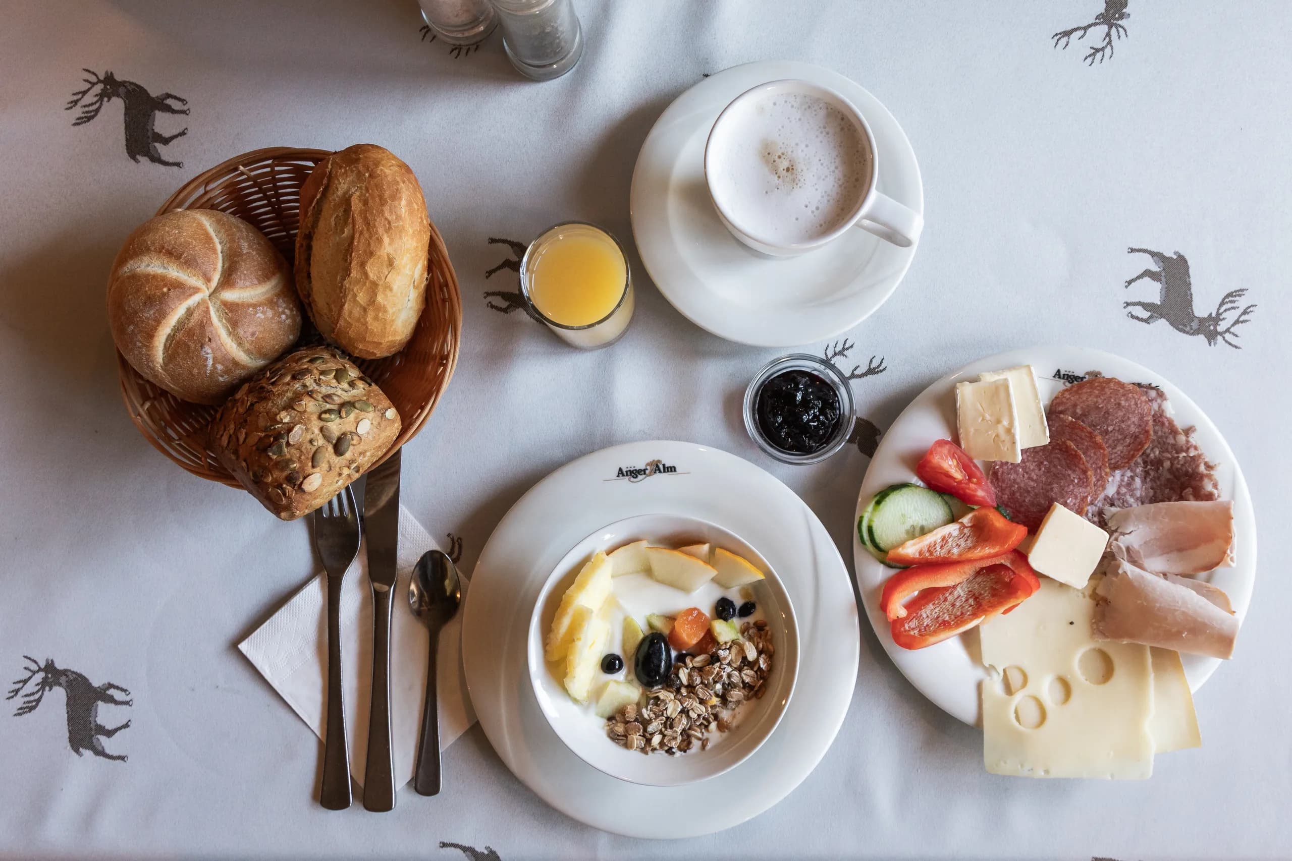 Gedeckter Frühstückstisch mit Müsli und Obst der Natur Residenz Anger Alm