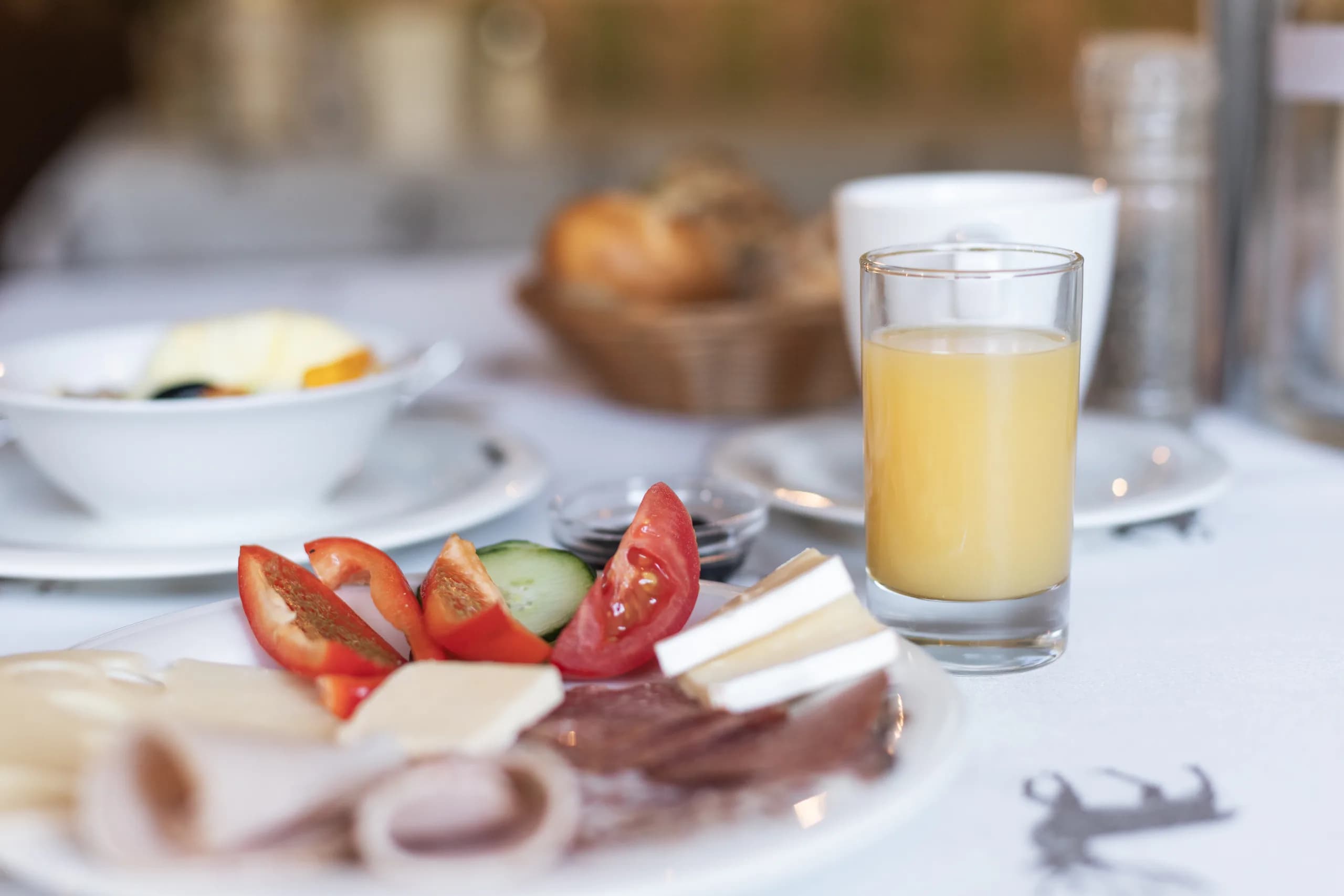 Frisches Obst und Getränke beim Frühstück der Natur Residenz Anger Alm