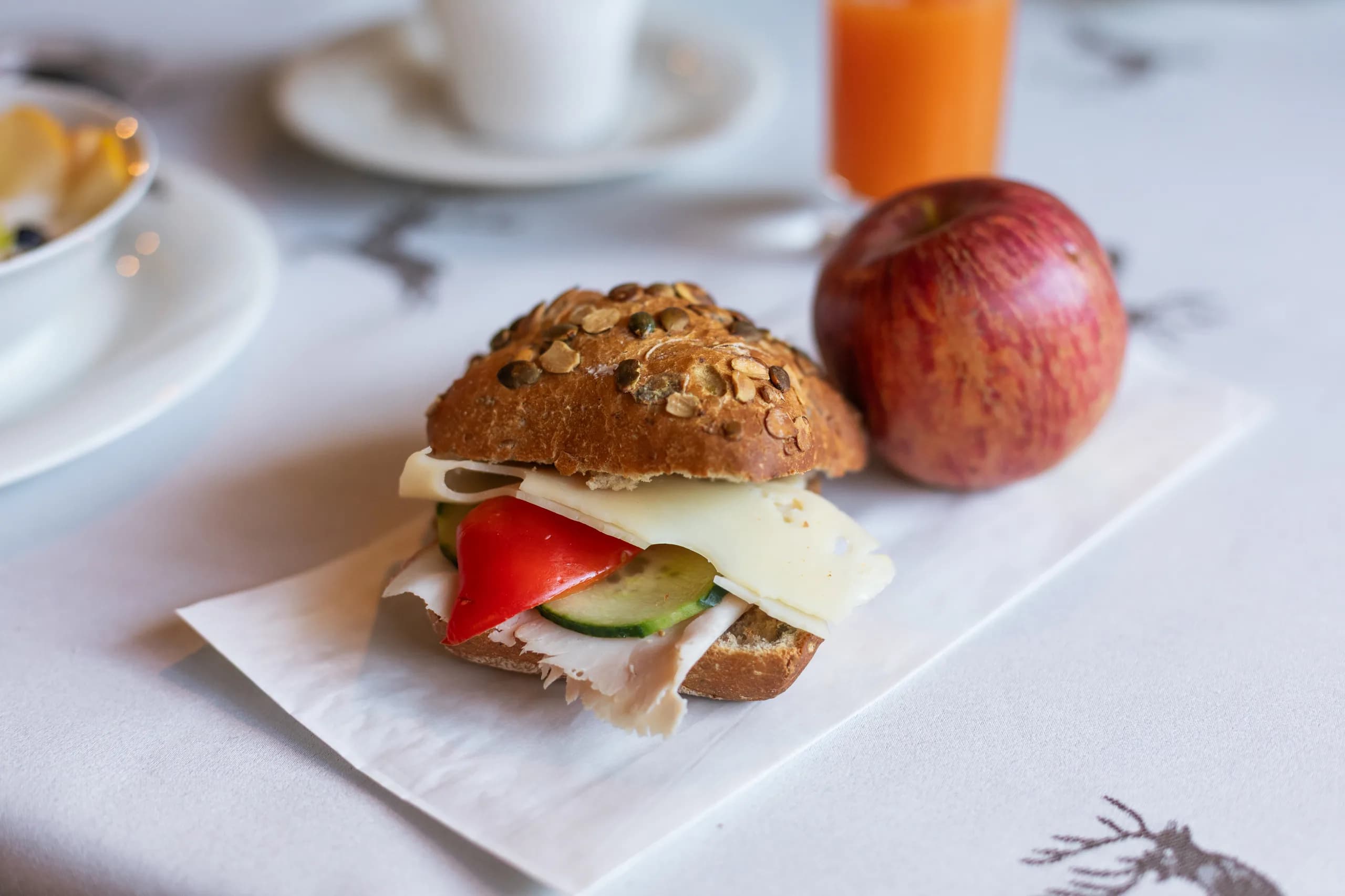 Vollkornbrötchen mit Käse und Gemüse beim Frühstück der Natur Residenz Anger Alm