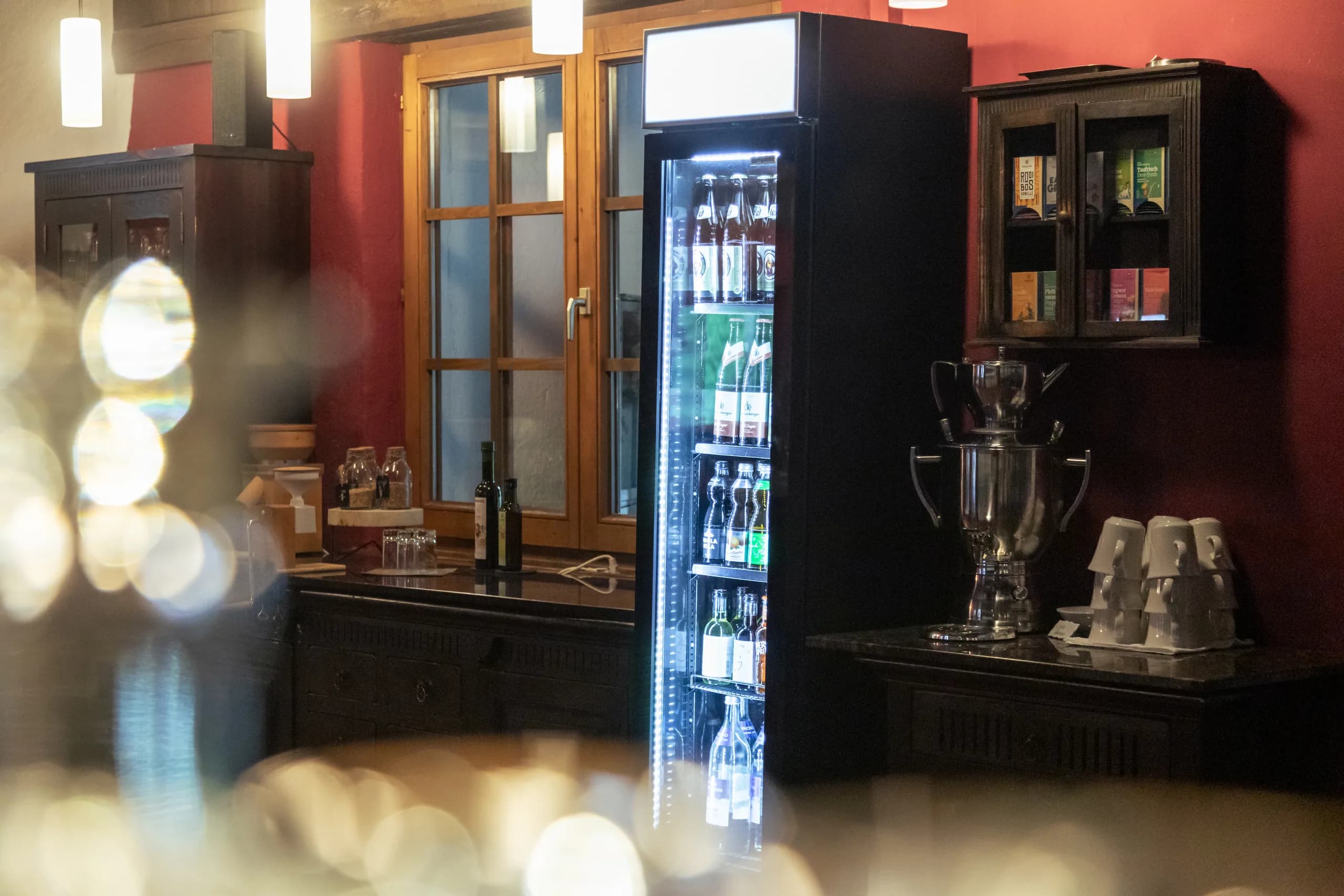 Getränkekühlschrank am Eingang des Restaurants der Natur Residenz Anger Alm