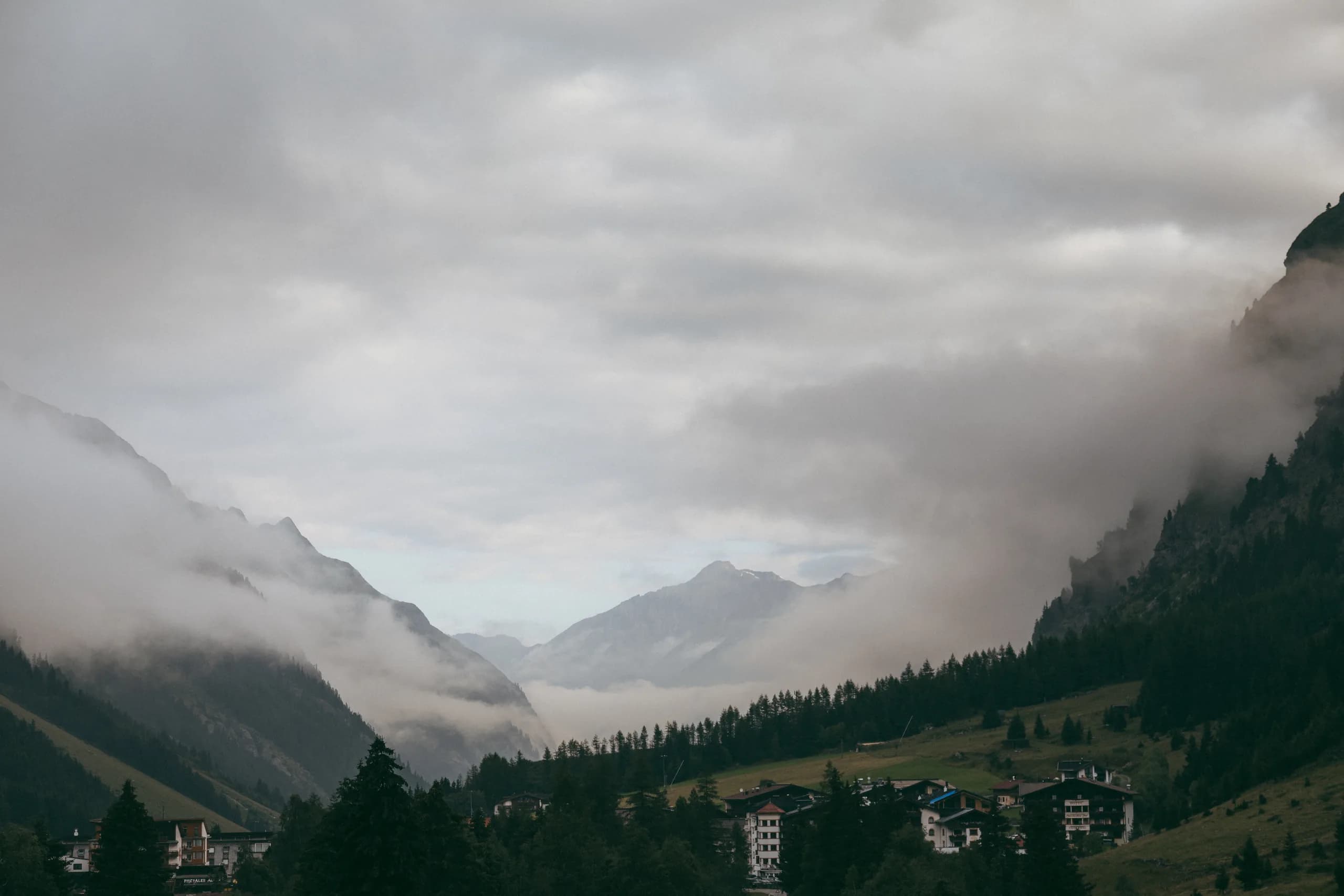 Nebelstimmung über den Bergen beim Rifflsee nahe der Natur Residenz Anger Alm