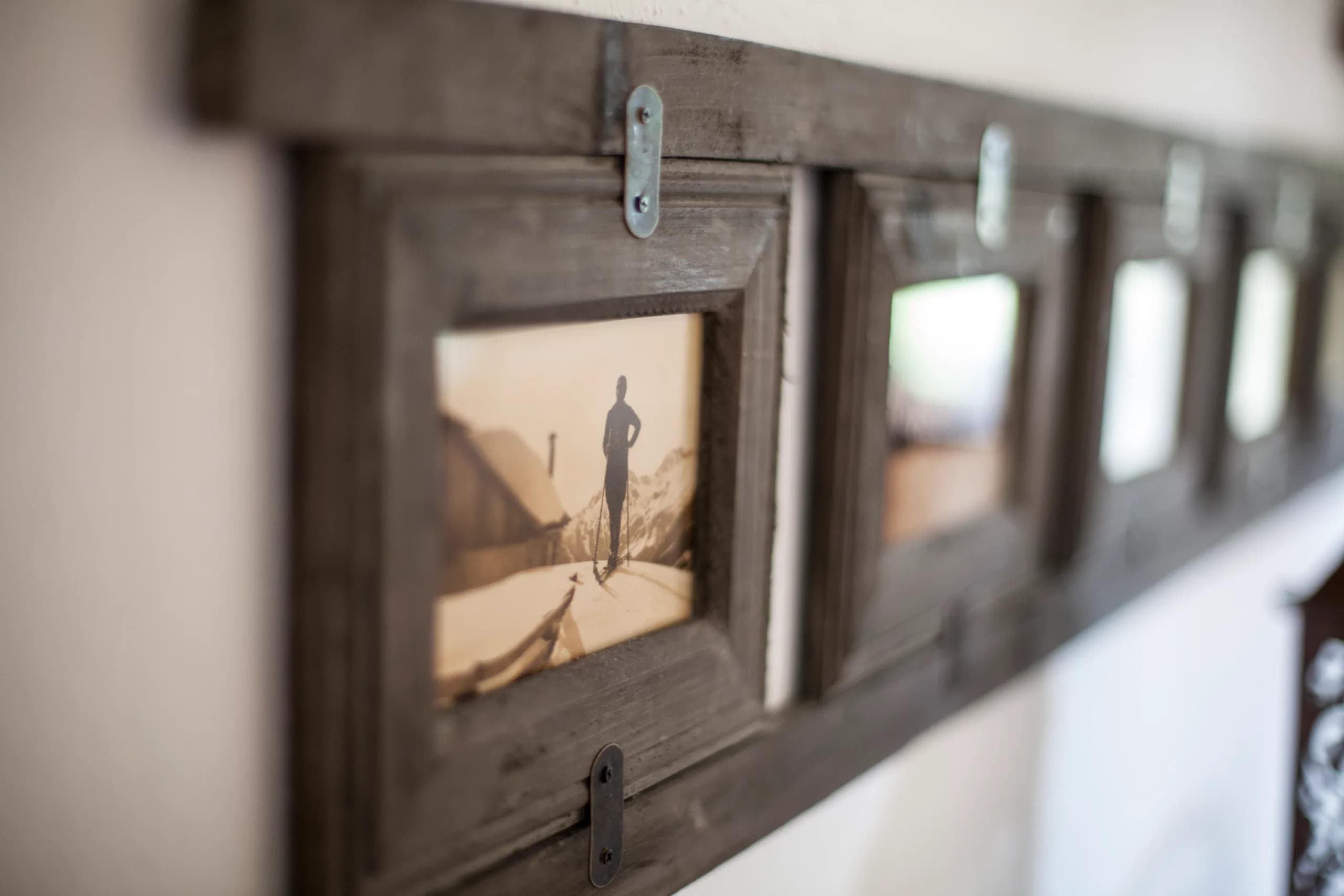 Gerahmte Bilder an einer Holzwand