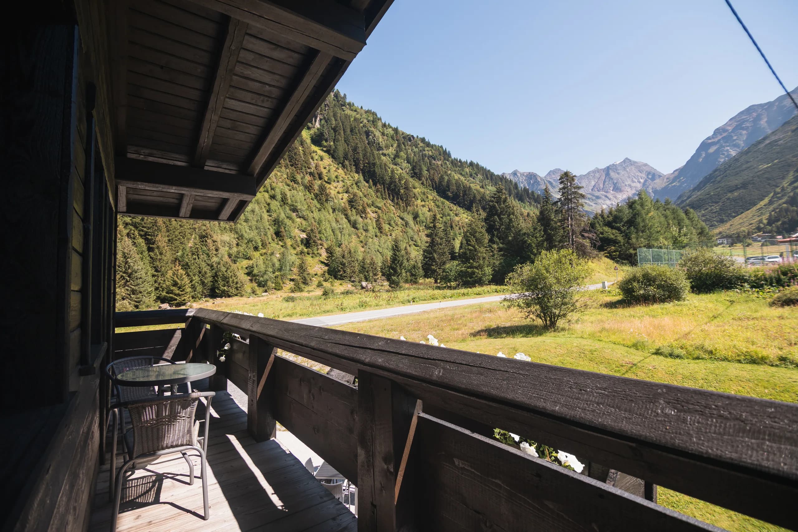 Balkon des Natur-Raum-Zimmers mit Blick ins grüne Bergtal