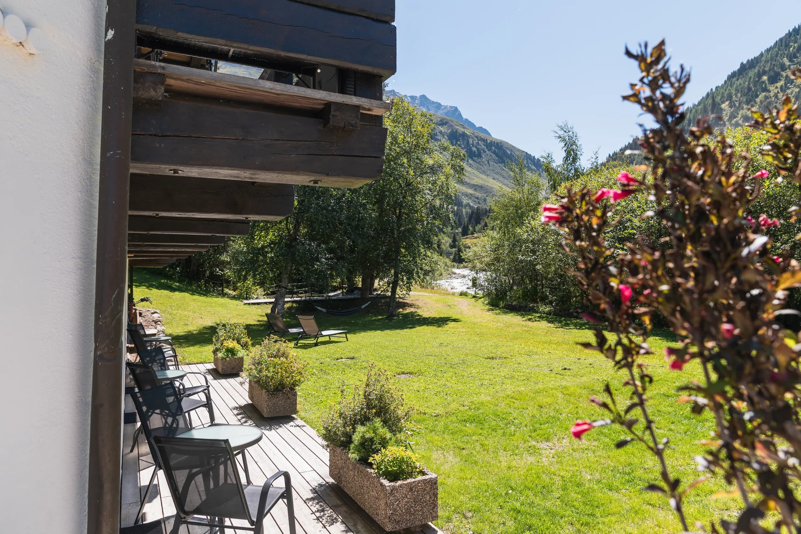 Blick von der Frei-Raum-Terrasse über den Garten zu den Bergen