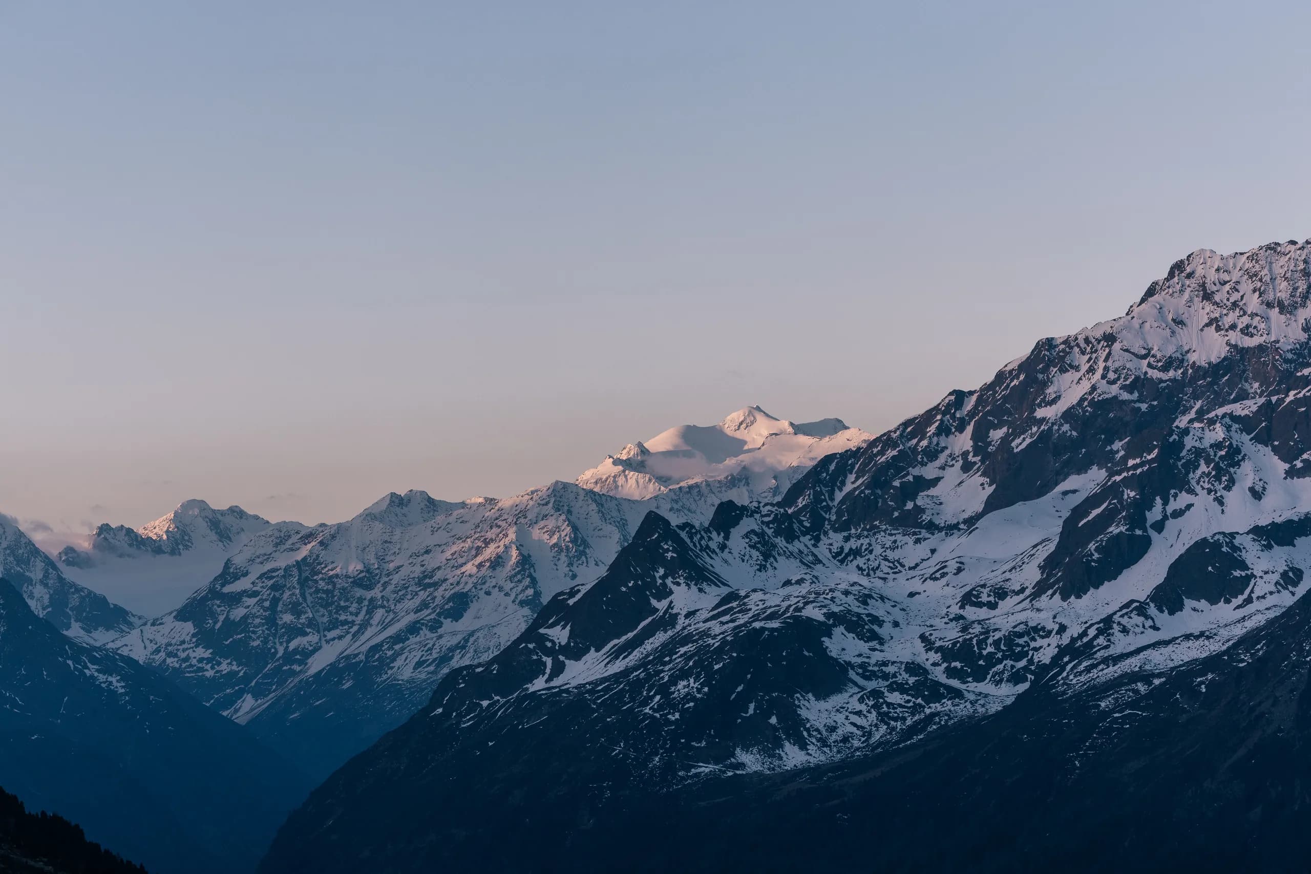 Schneebedeckte Gipfel des Kaunergrats im rosafarbenen Morgenlicht