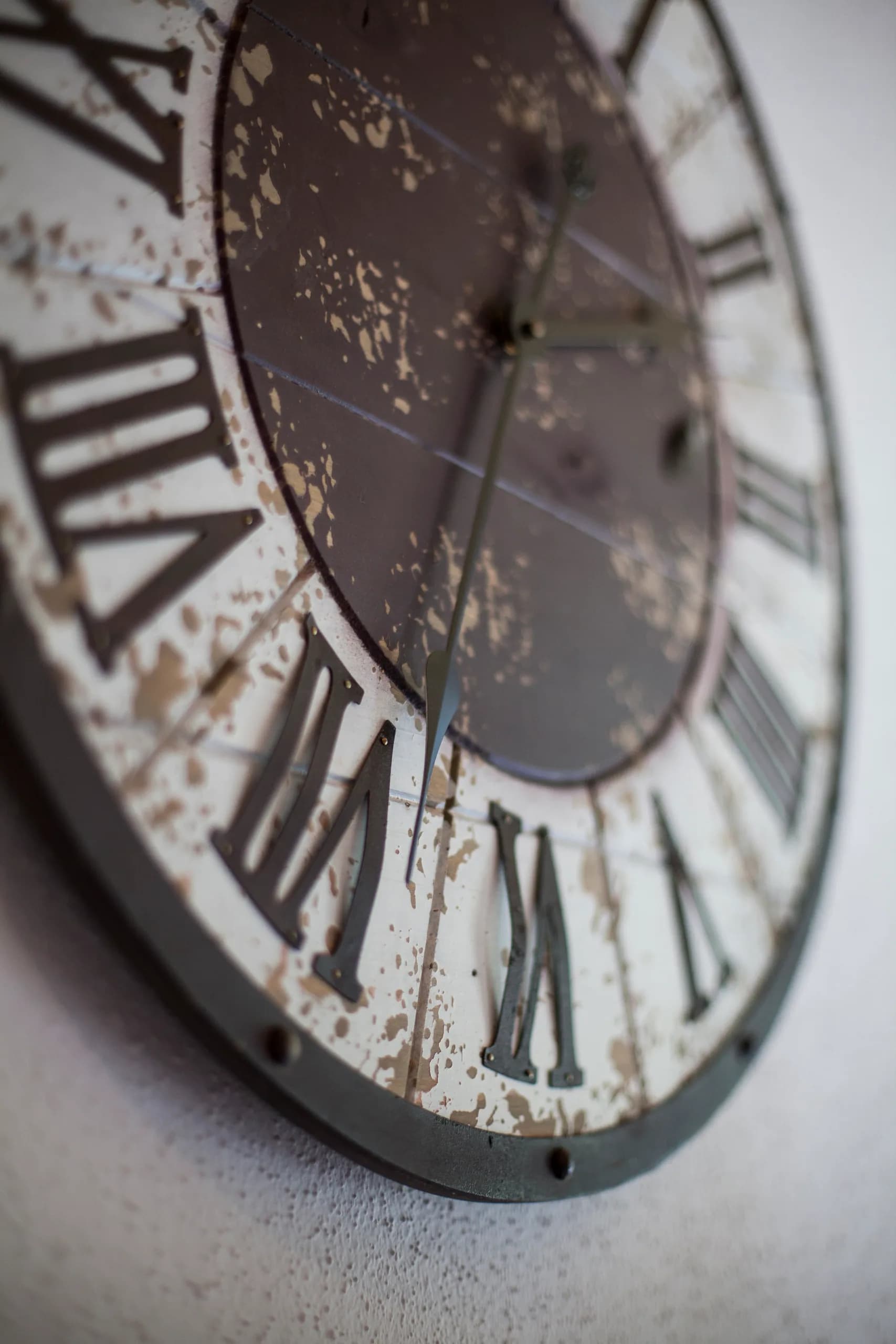Rustikale Wanduhr als stilvolles Detail in der Natur Residenz Anger Alm