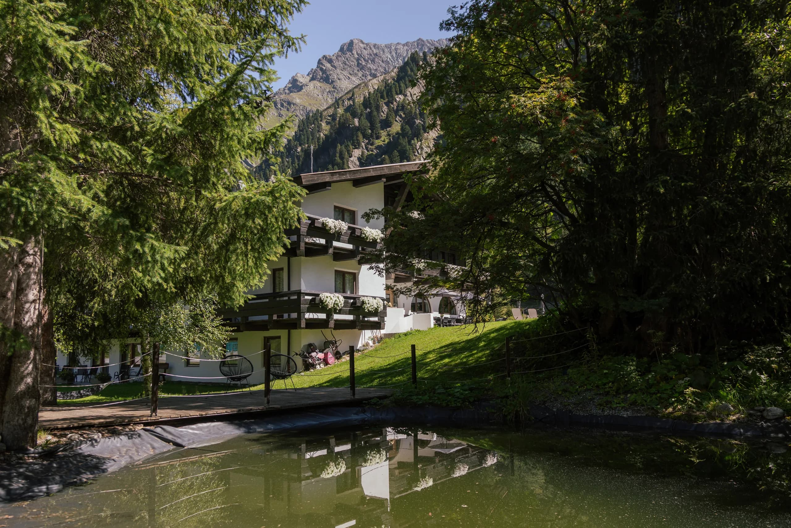 Natur Residenz Anger Alm im Sommer mit sonniger Terrasse