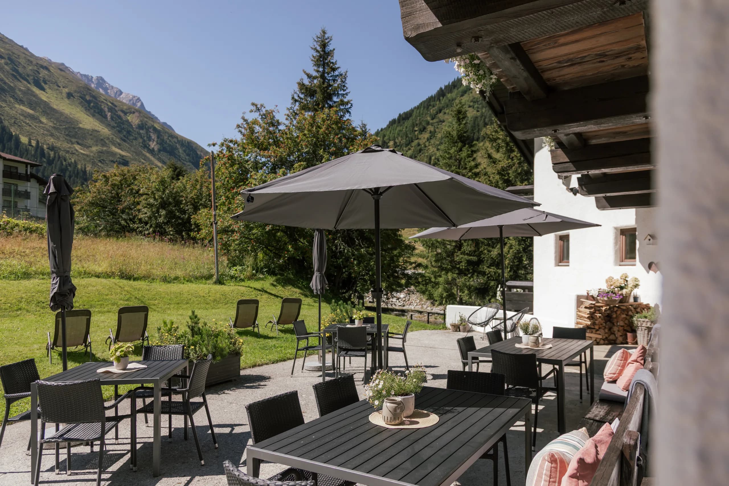 Fassadendetail der Natur Residenz Anger Alm im Sommer