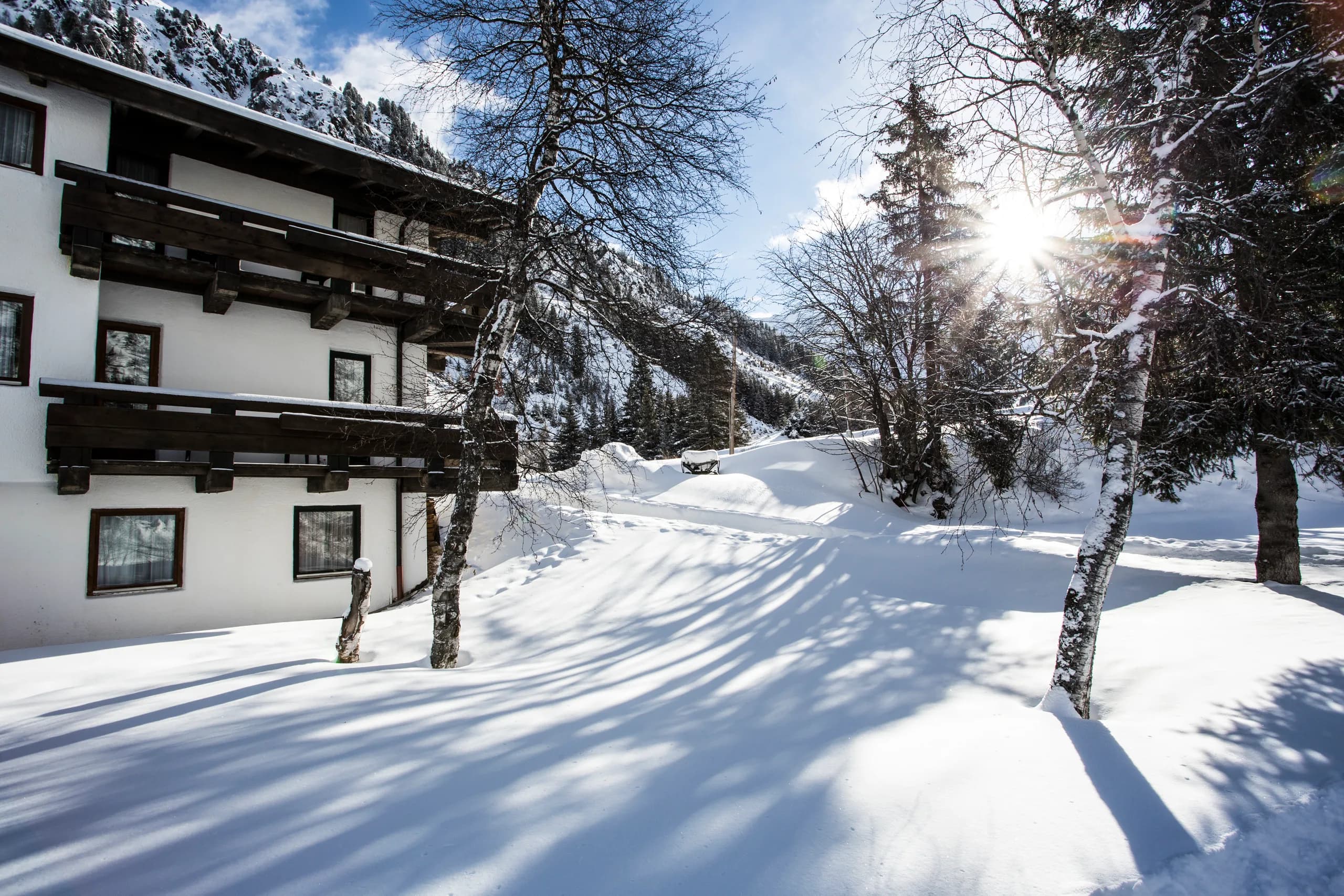 Verschneiter Zugangsweg zur Natur Residenz Anger Alm