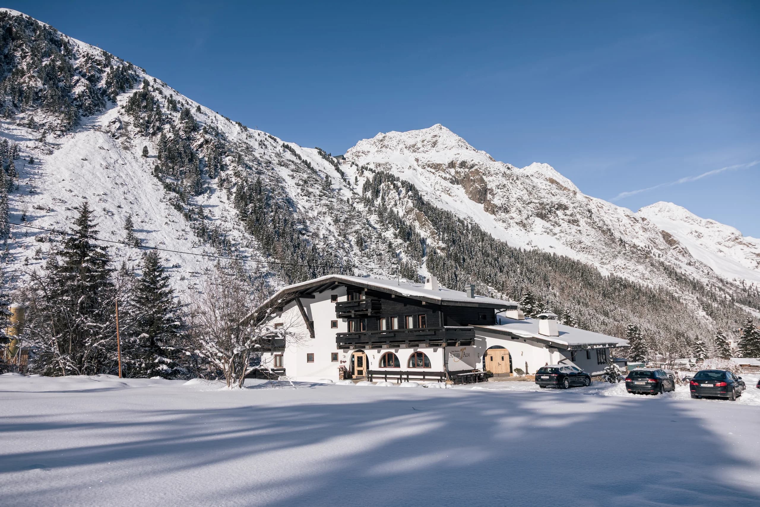 Die Natur Residenz Anger Alm eingebettet in die winterliche Bergwelt
