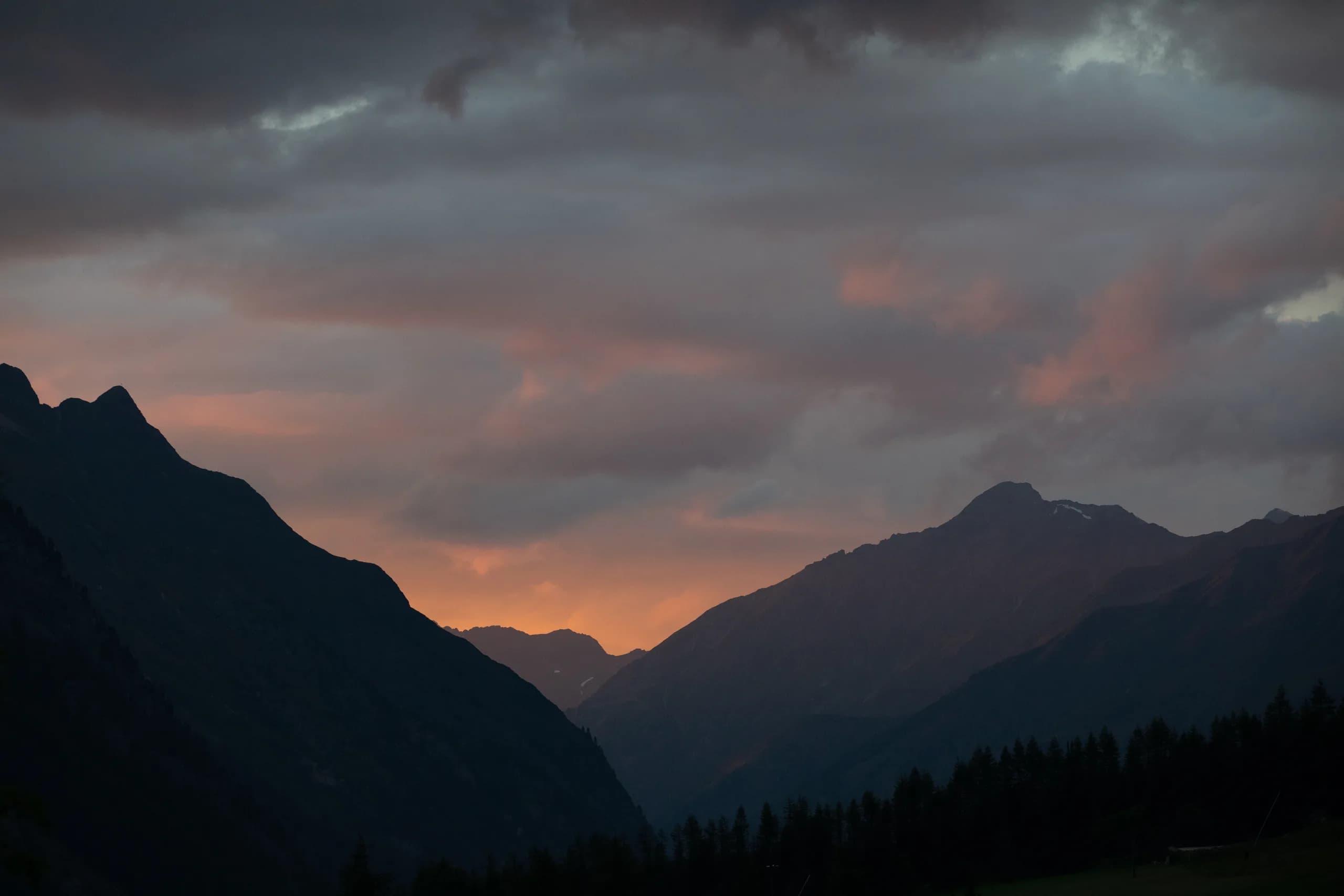 Abendstimmung mit Sonnenuntergang über der Bergkulisse beim Rifflsee nahe der Natur Residenz Anger Alm