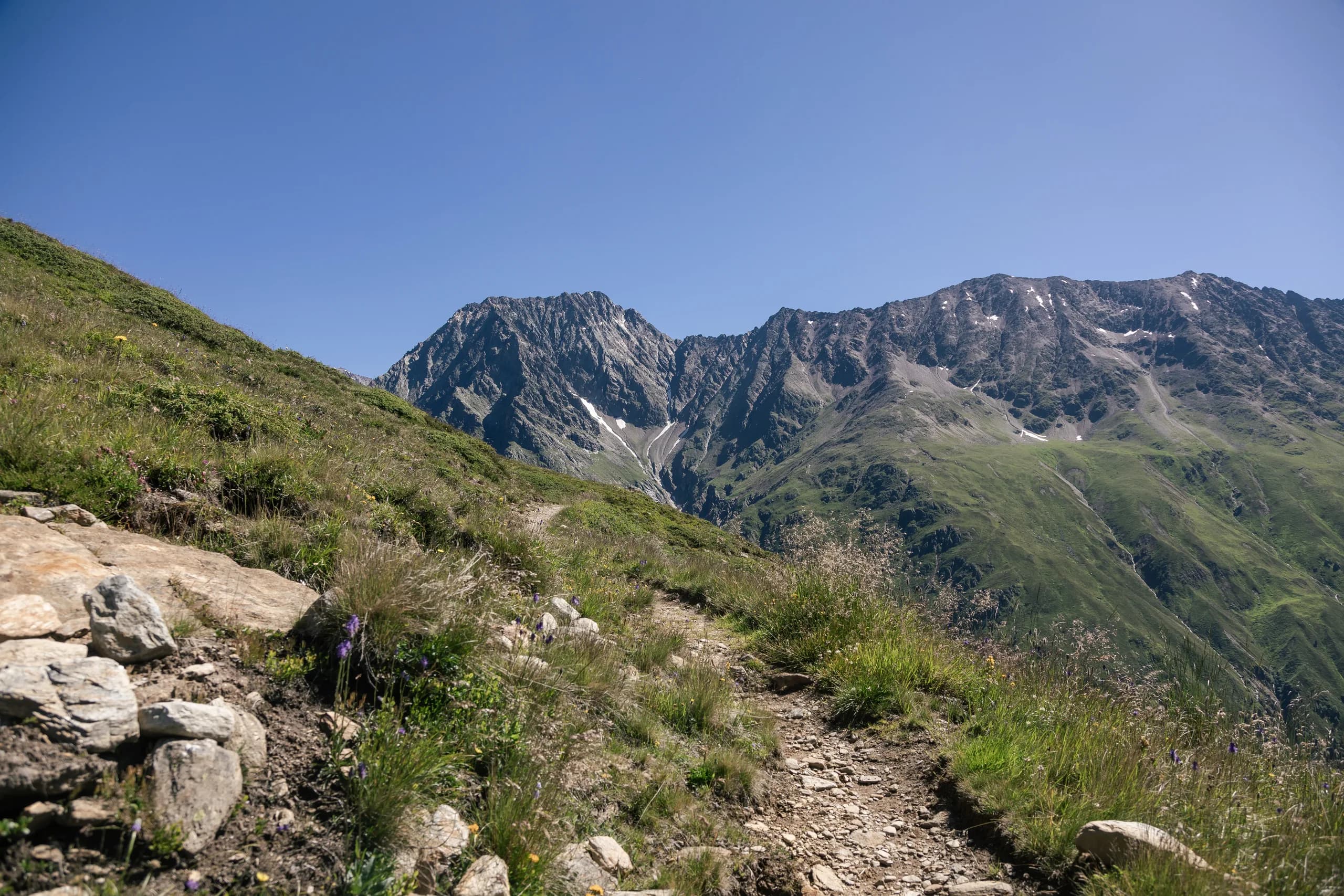 Naturnaher Wanderpfad mit Blick auf schroffe Felsgipfel nahe der Natur Residenz Anger Alm