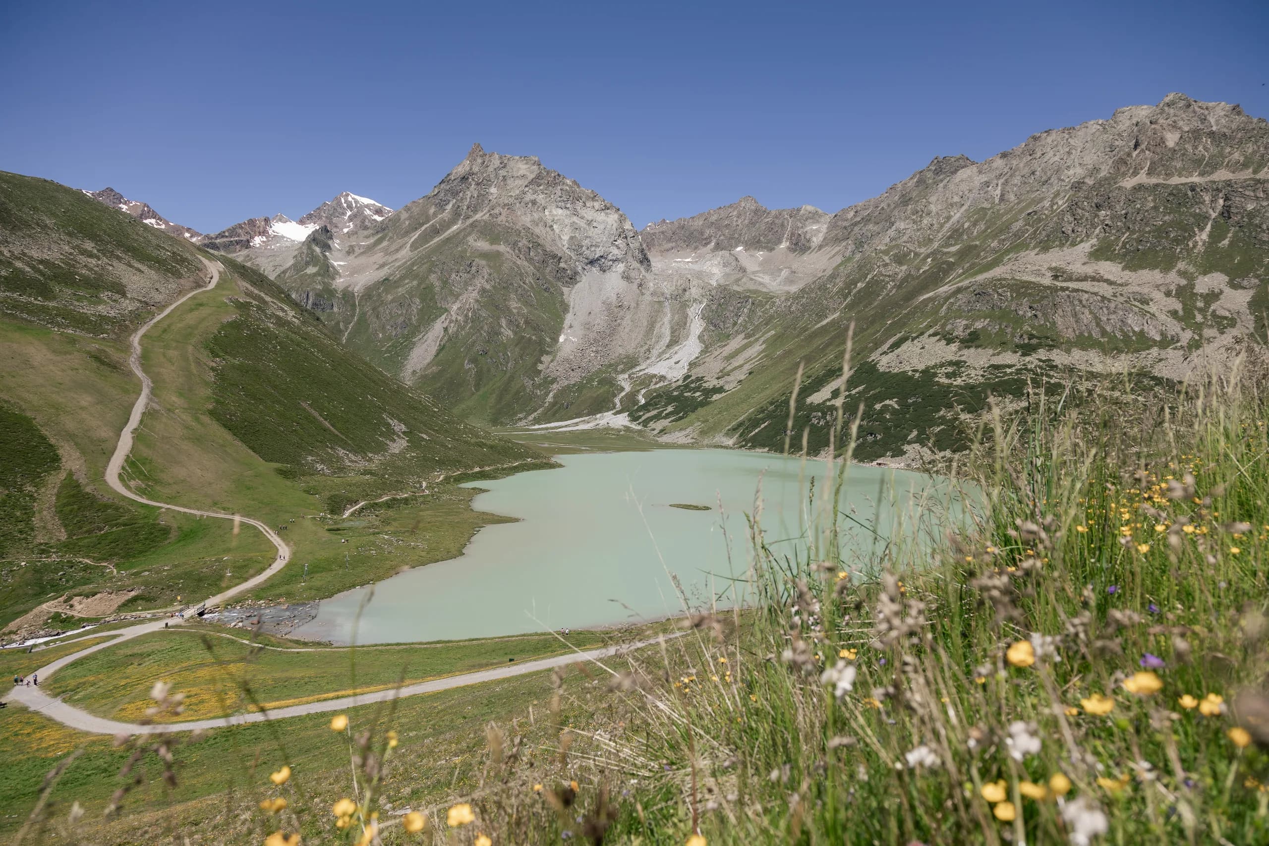 Smaragdgrüner Rifflsee umgeben von schroffen Felswiesen nahe der Natur Residenz Anger Alm