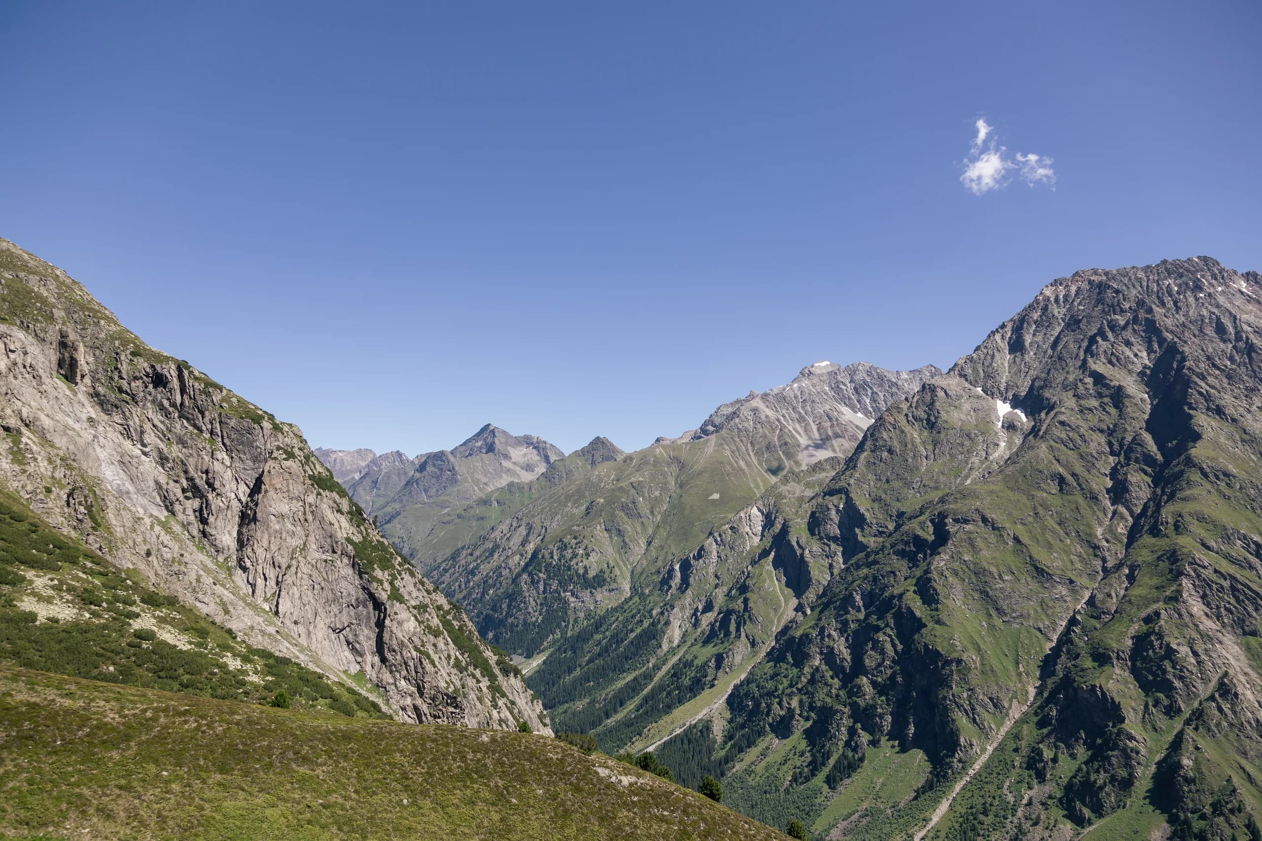 Zerklüftete Bergkette entlang eines beliebten Wanderwegs nahe der Natur Residenz Anger Alm