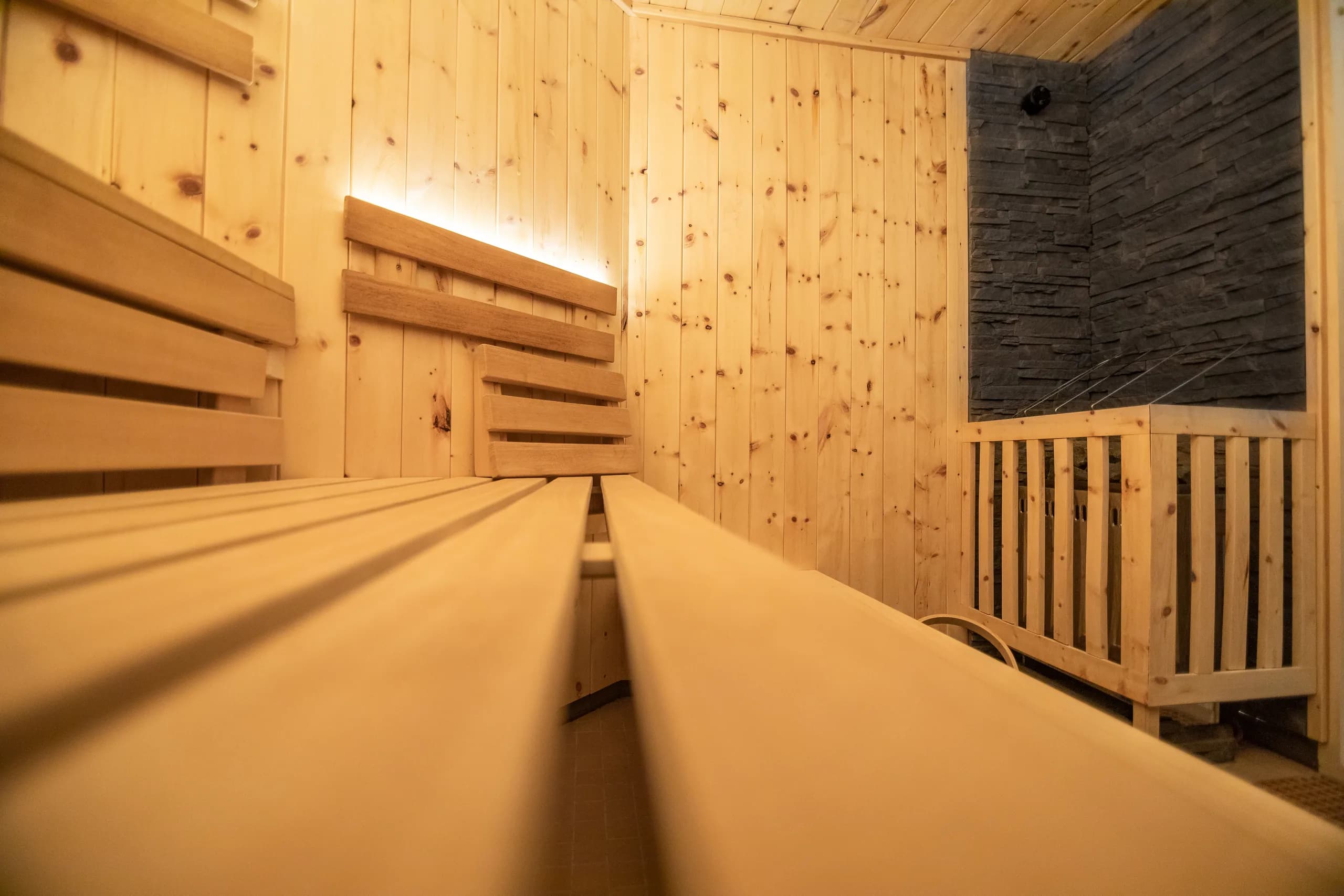 Gemütliche Sauna mit warmer Zirbenholzverkleidung in der Natur Residenz Anger Alm