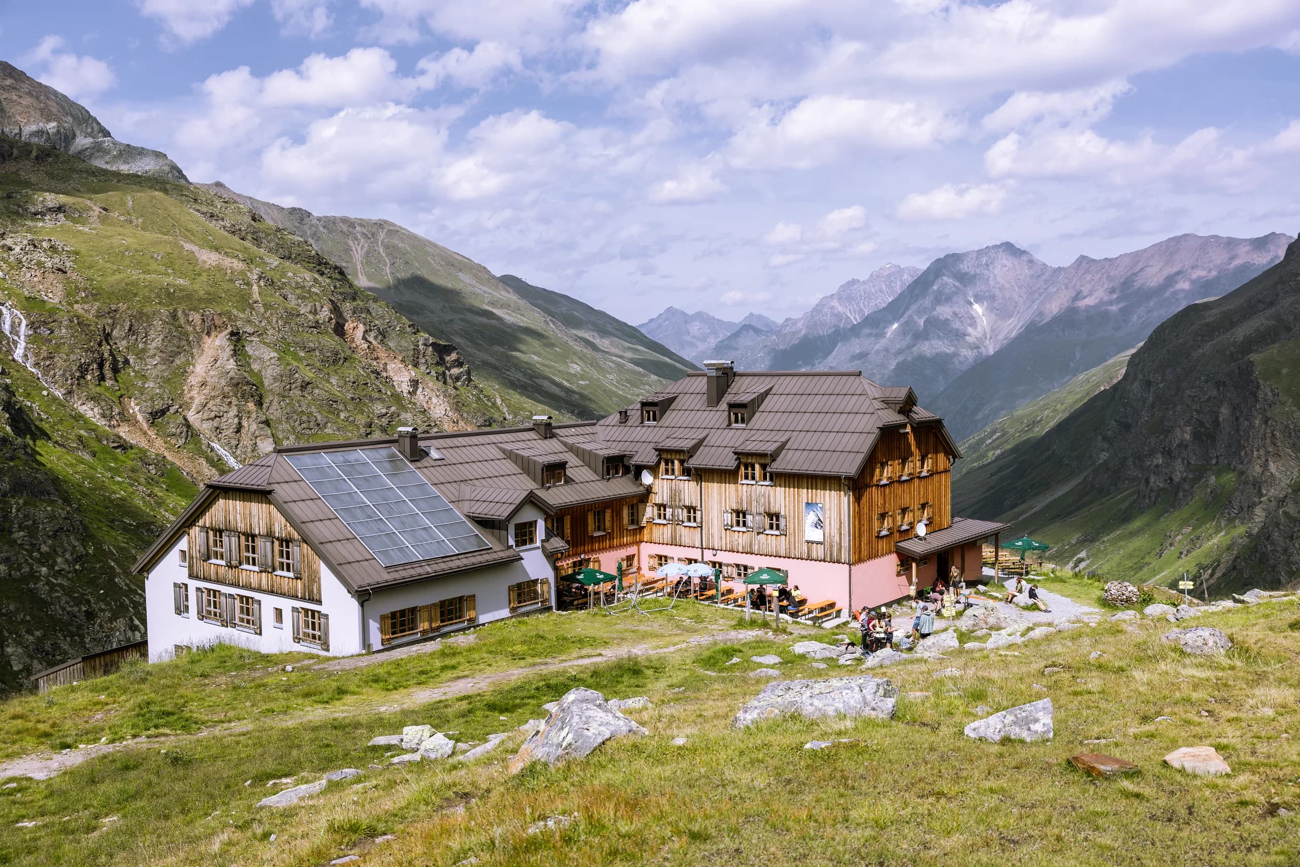 Taschachhaus vor den Gipfeln im Pitztal