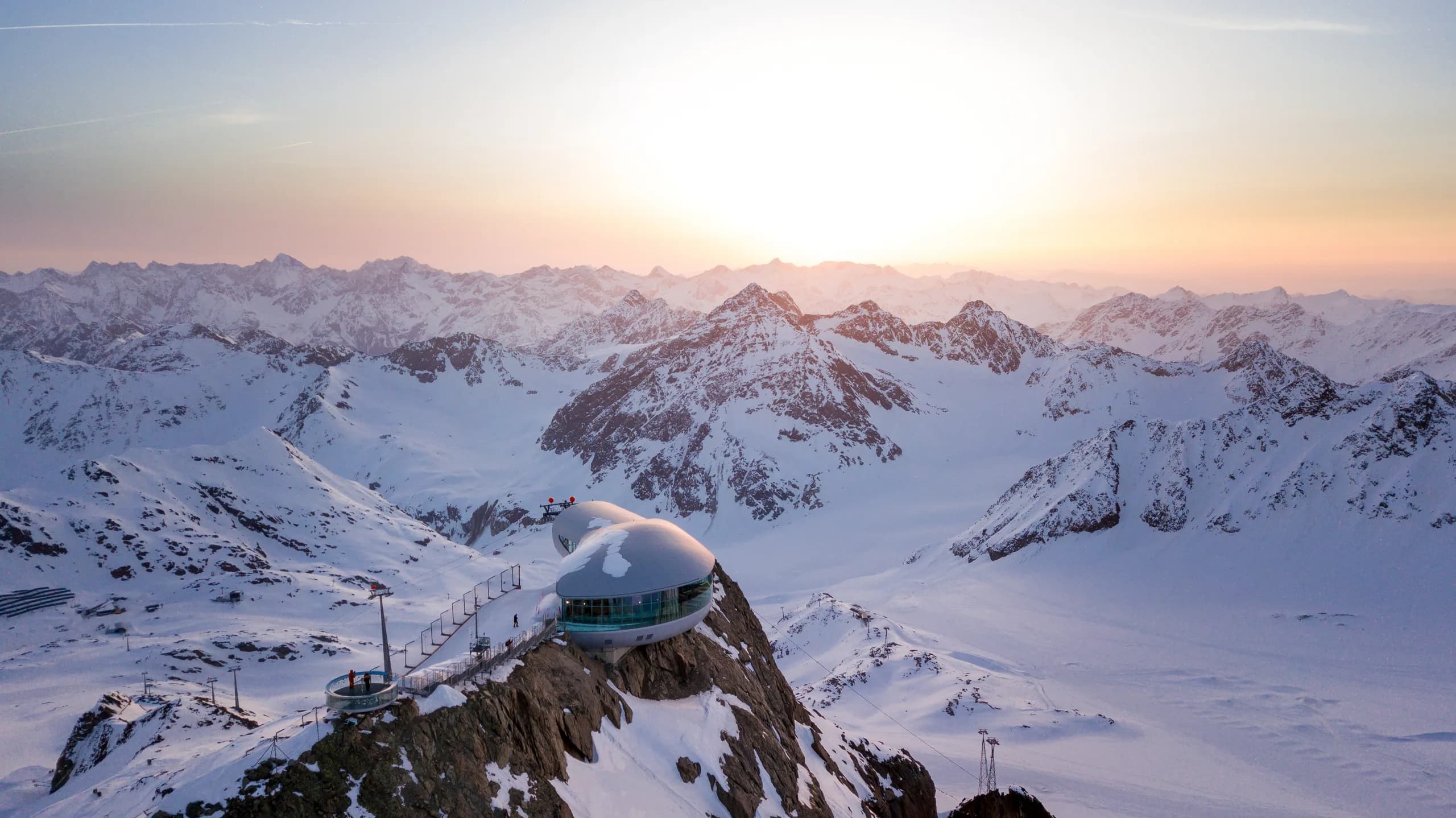 Bergpanorama im Morgenlicht rund um das Café 3440