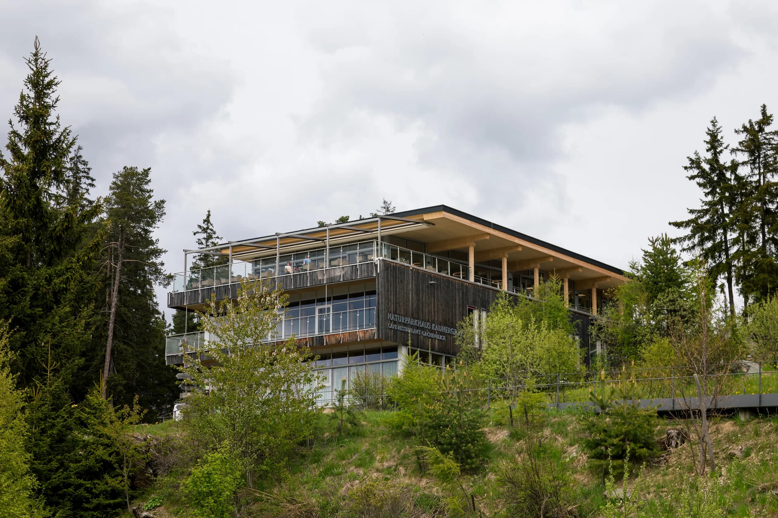 Naturparkhaus Kaunergrat zwischen grünen Bäumen im Sommer