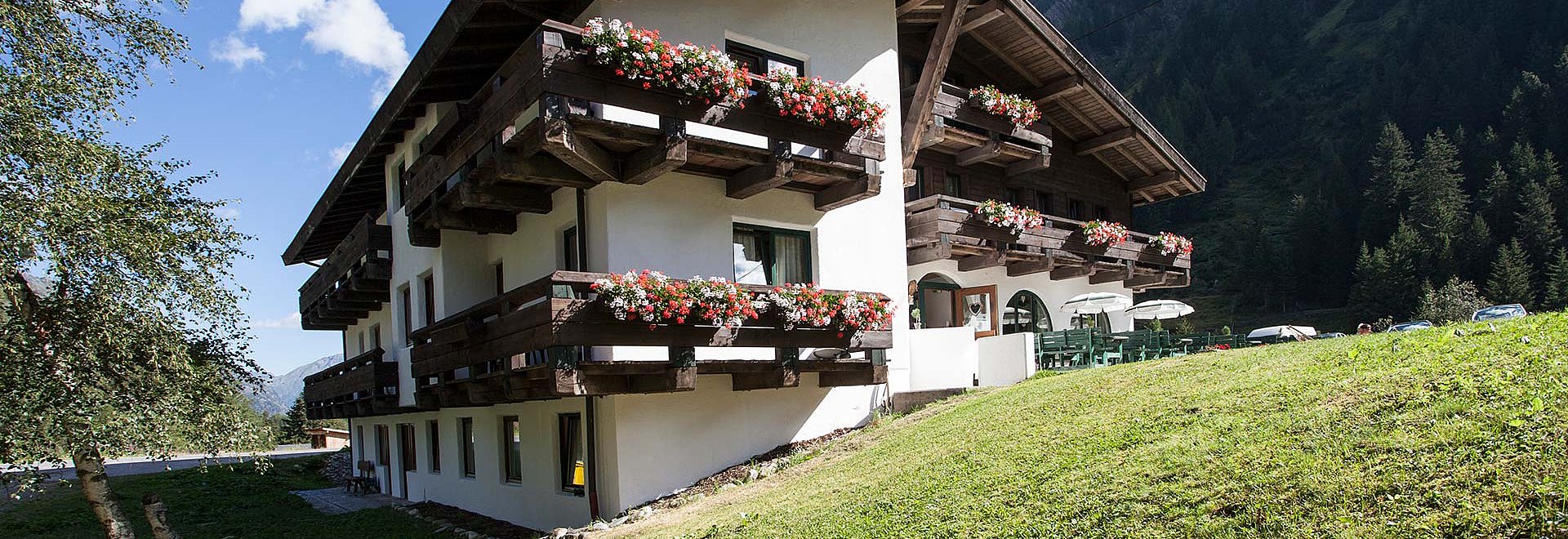 Außenansicht Naturresidenz im Sommer