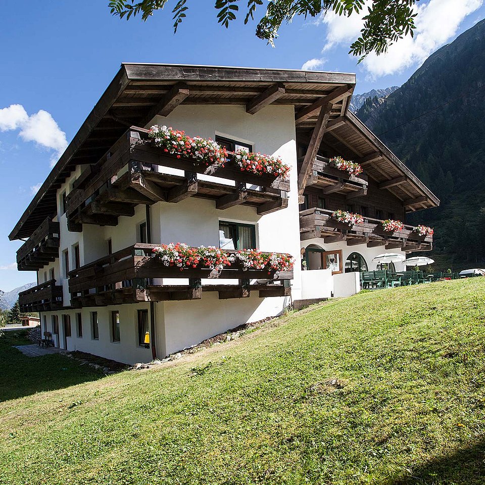 Außenansicht Natur Residenz Anger Alm im Sommer