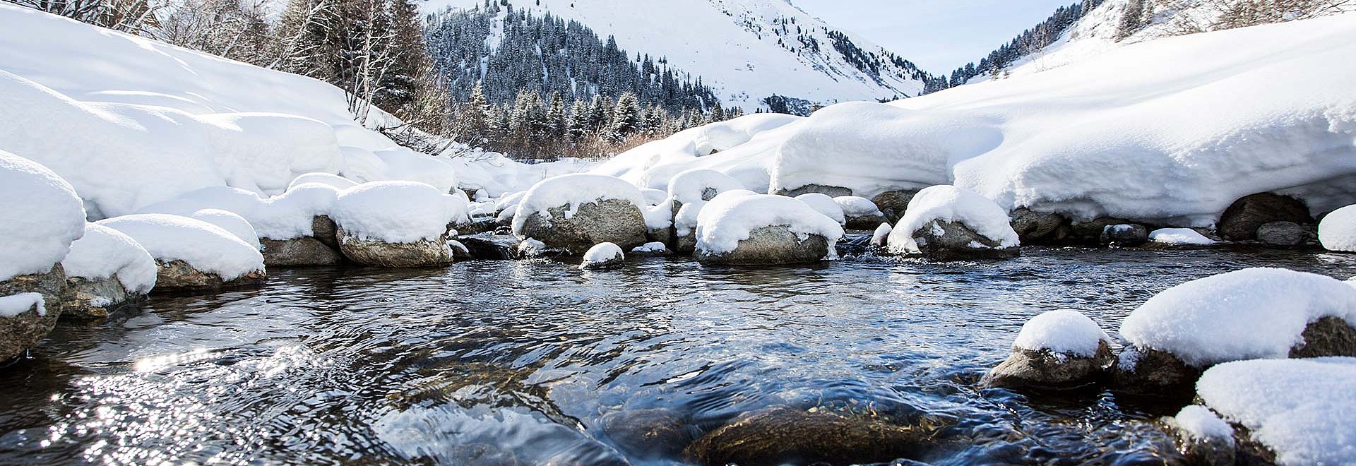 Winterlandschaft mit Bach